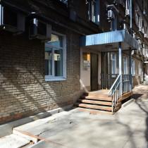 Вид входной группы снаружи Административное здание «Лесная ул., 39»